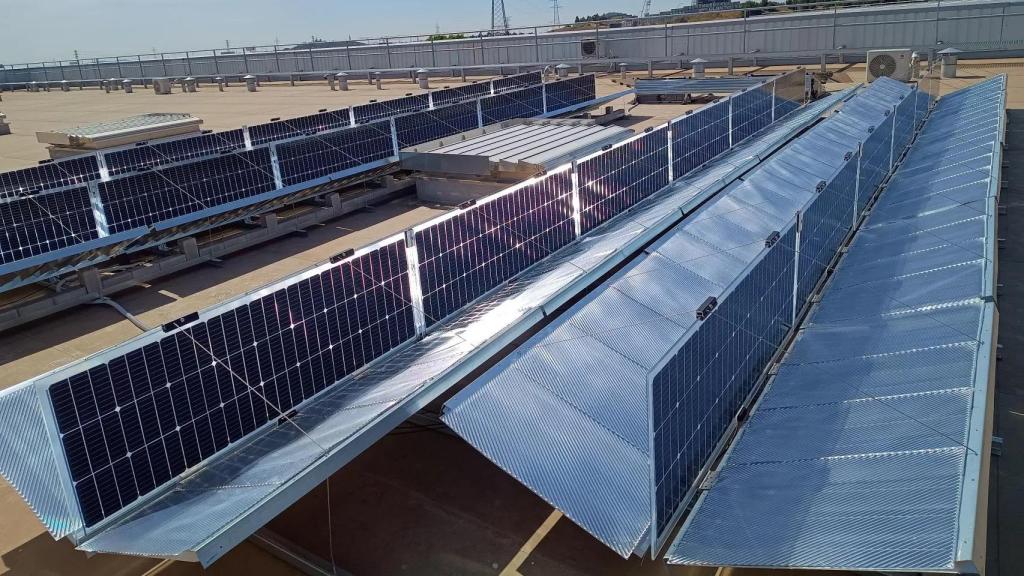 Las placas solares bifaciales de FutureVoltaics se colocan en vertical y reciben luz de los reflectores.