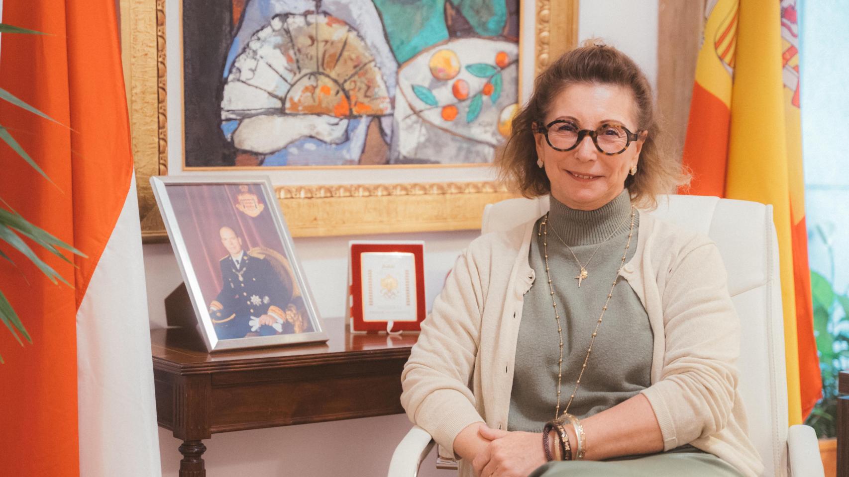 La diplomática, en su despacho junto a un retrato del príncipe Alberto.