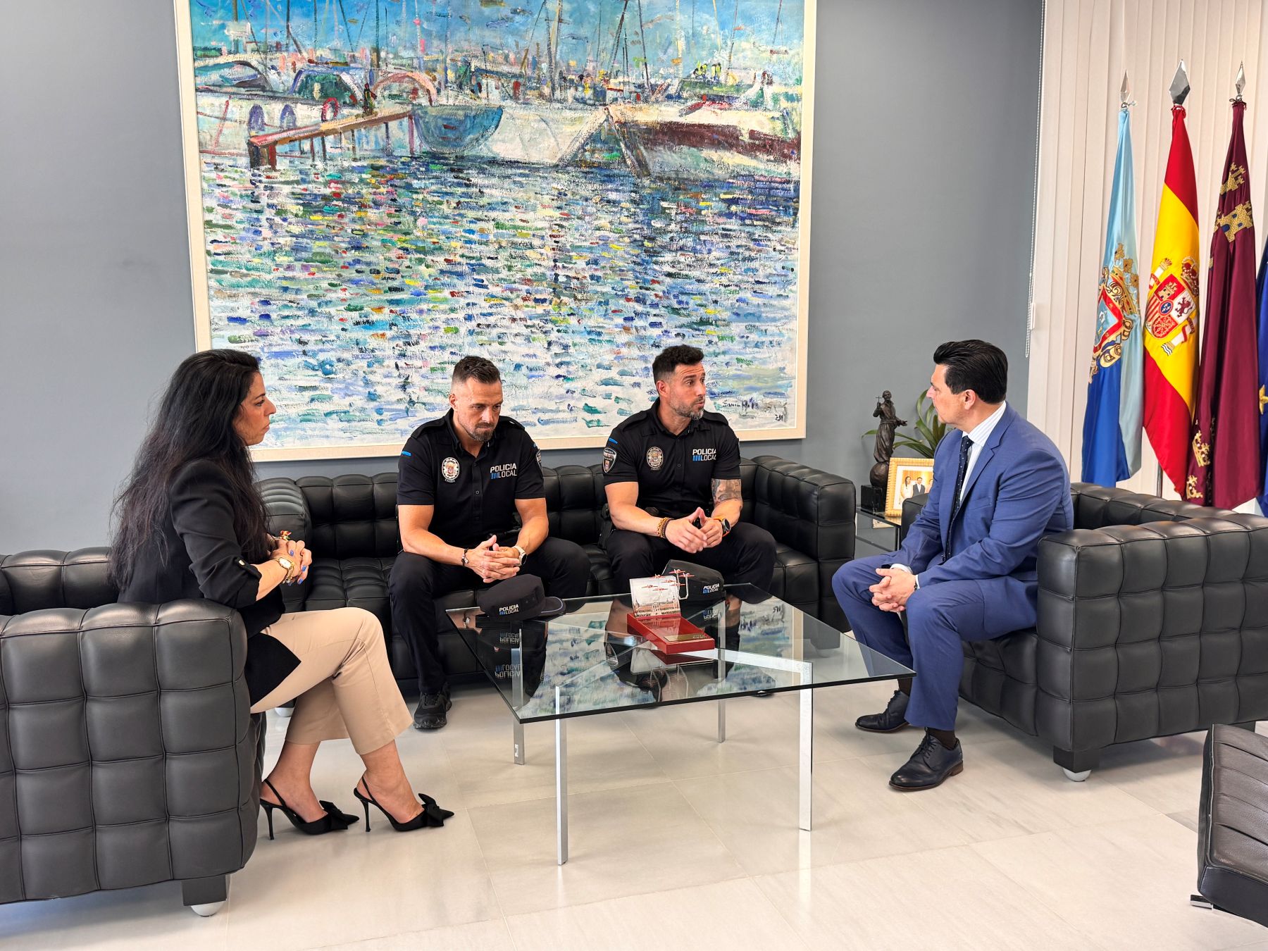 El alcalde de San Javier, José Miguel Luengo y la concejal de Policía Local, Alba Sánchez, felicitando por su intervención a los agentes Antonio y Óscar.