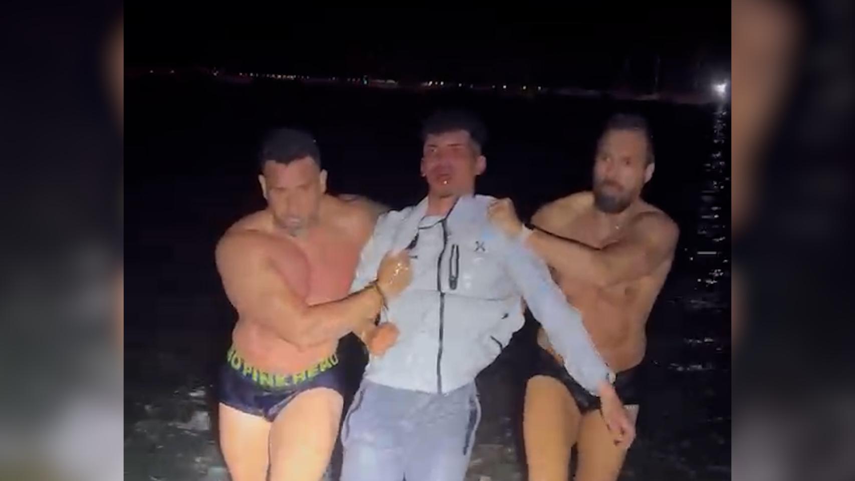 Los policías locales de San Javier, Antonio y Óscar, sacando detenido del agua a Soheib, durante la madrugada del 25 de abril.