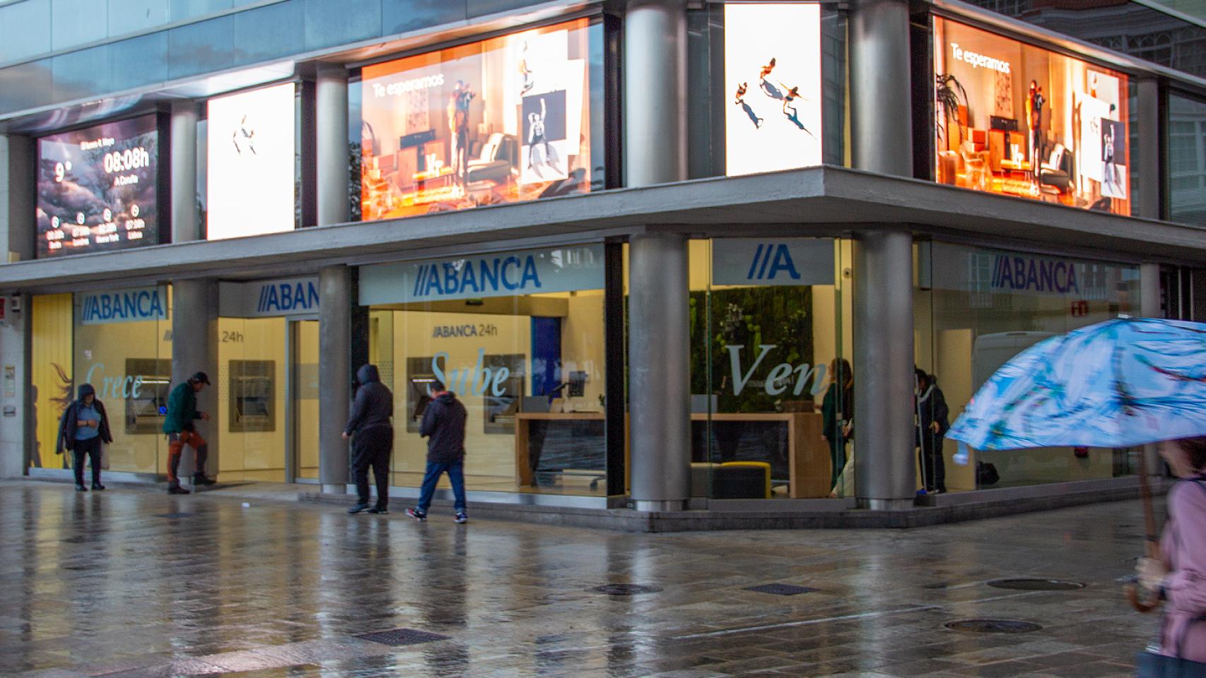 Imagen de la renovada oficina de Abanca en Los Cantones, junto al Obelisco.