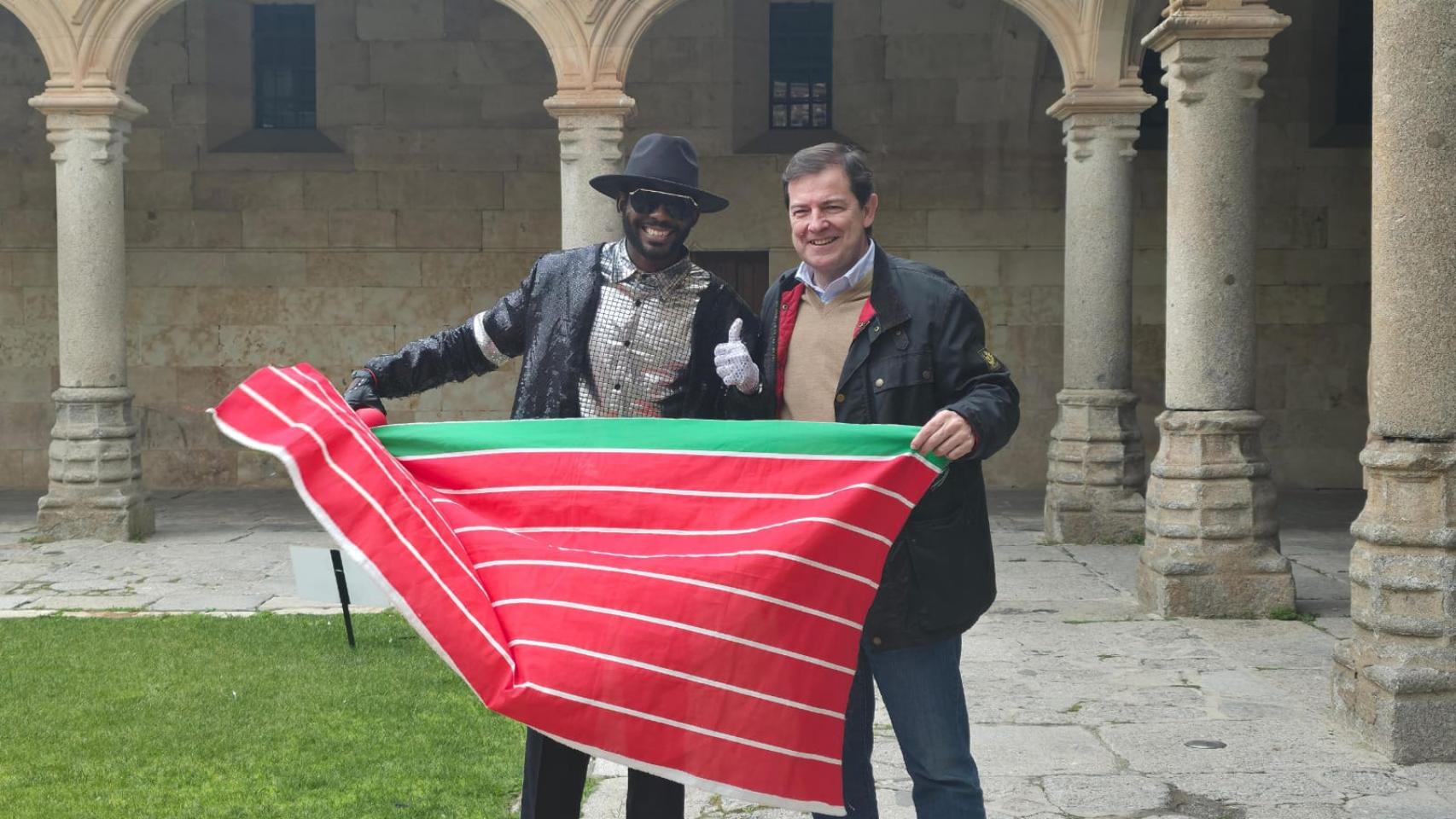 Emmanuel, el 'negro' de Zamora con el presidente de la Junta de Castilla y León, Alfonso Fernández Mañueco en Salamanca.