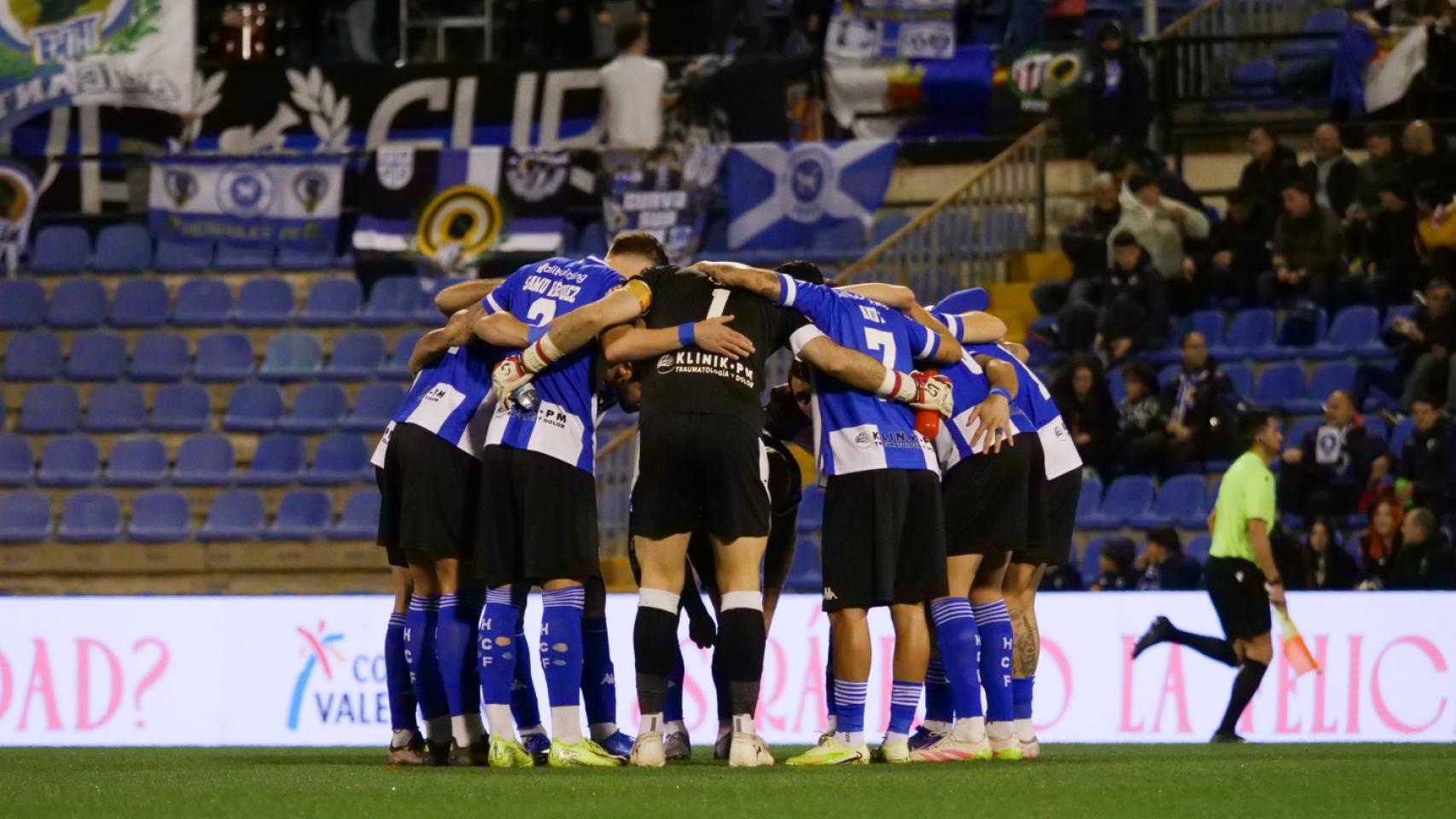 Piña jugadores hercules antes de un partido.