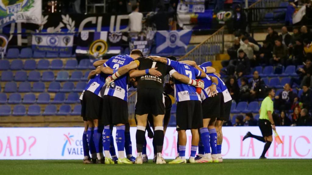 Piña jugadores hercules antes de un partido.