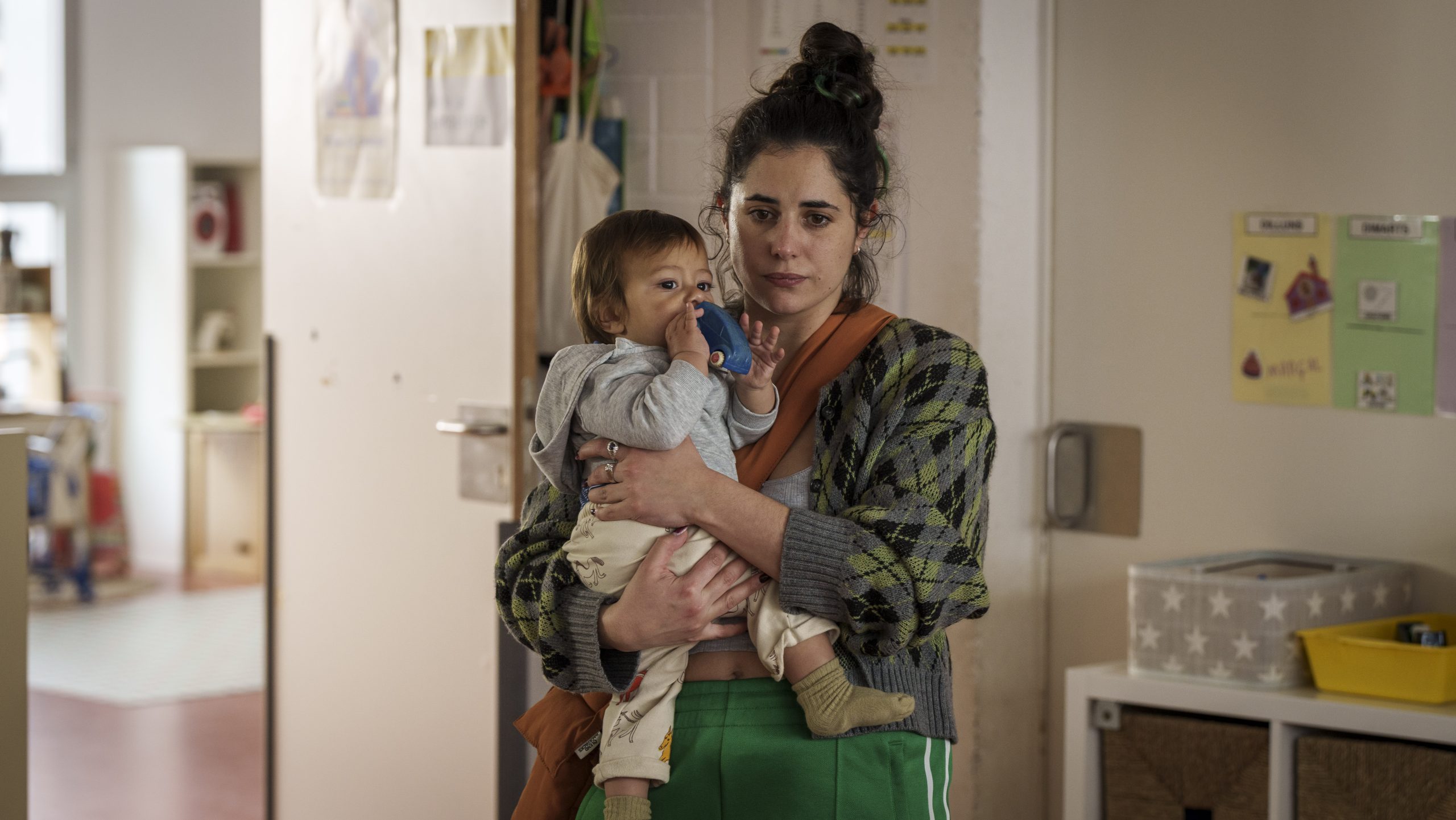 La actriz Ana Boga, en una de las escenas que refleja la dureza de la maternidad en solitario.