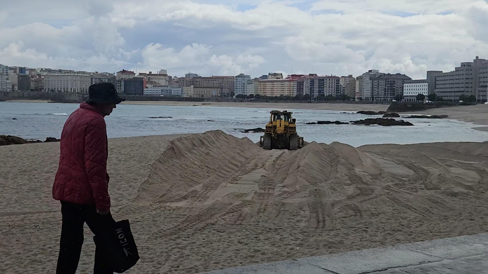 Comienzan los trabajos para retirar la duna de Riazor