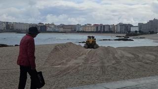 Comienzan los trabajos para retirar la duna de Riazor.jpeg
