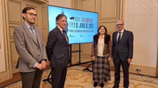 El alcalde de Salamanca, Carlos García Carbayo, el presidente de la Diputación de Salamanca, Javier Iglesias, Julia Pérez Lozano de Gastroactitud y el concejal de Turismo, Ángel Fernández, presentan el V Foro Internacional del Ibérico.	