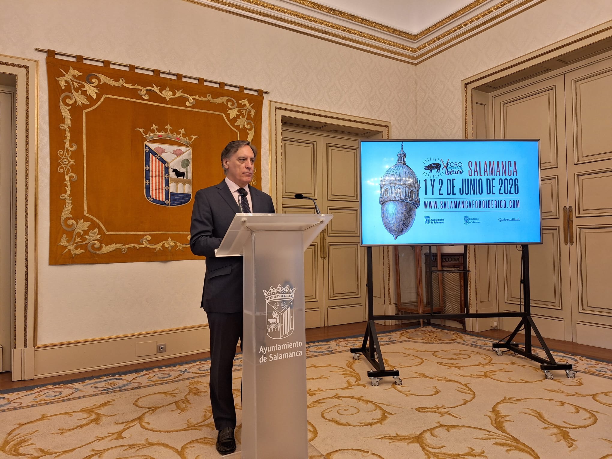 El alcalde de Salamanca, Carlos García Carbayo durante la presentación del V Foro Internacional del Ibérico.