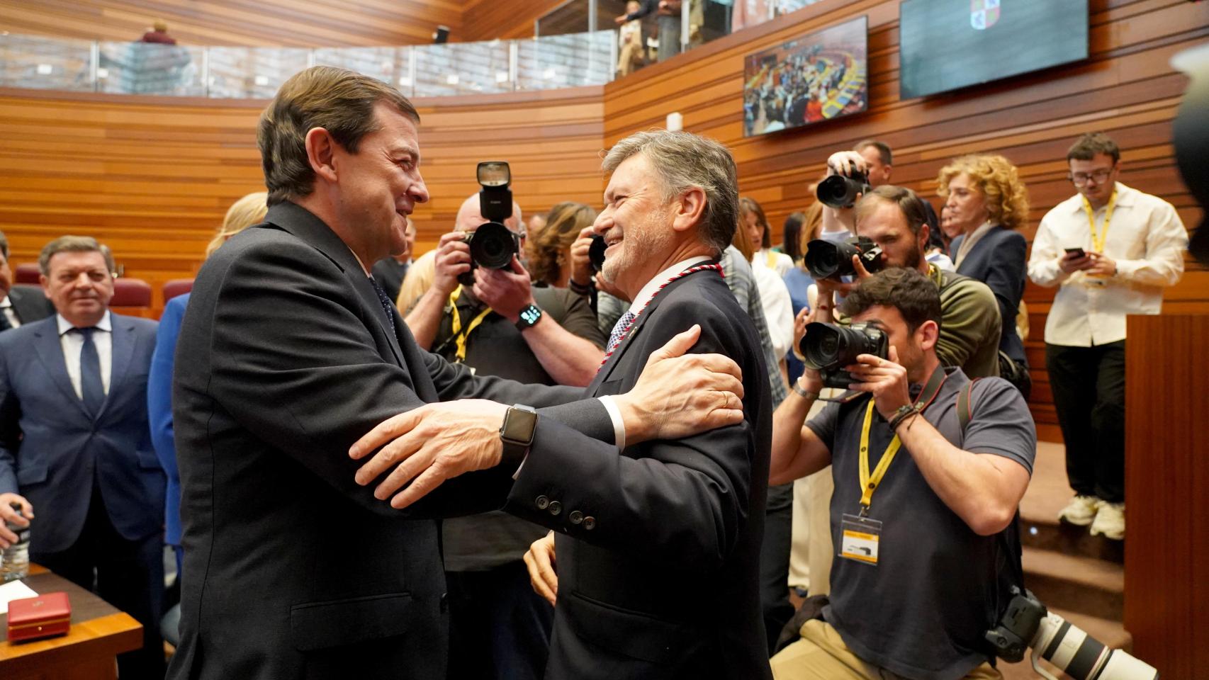 El presidente de las Cortes, Francisco Vázquez, recibe las felicitaciones del presidente de la Junta en funciones, Alfonso Fernández Mañueco, tras ser elegido durante la sesión constitutiva de la Cámara, el pasado 14 de abril