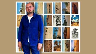 Oriol Vilanova (foto: Ingrid Sala). Al fondo, postales de la serie 'Los restos', 2026