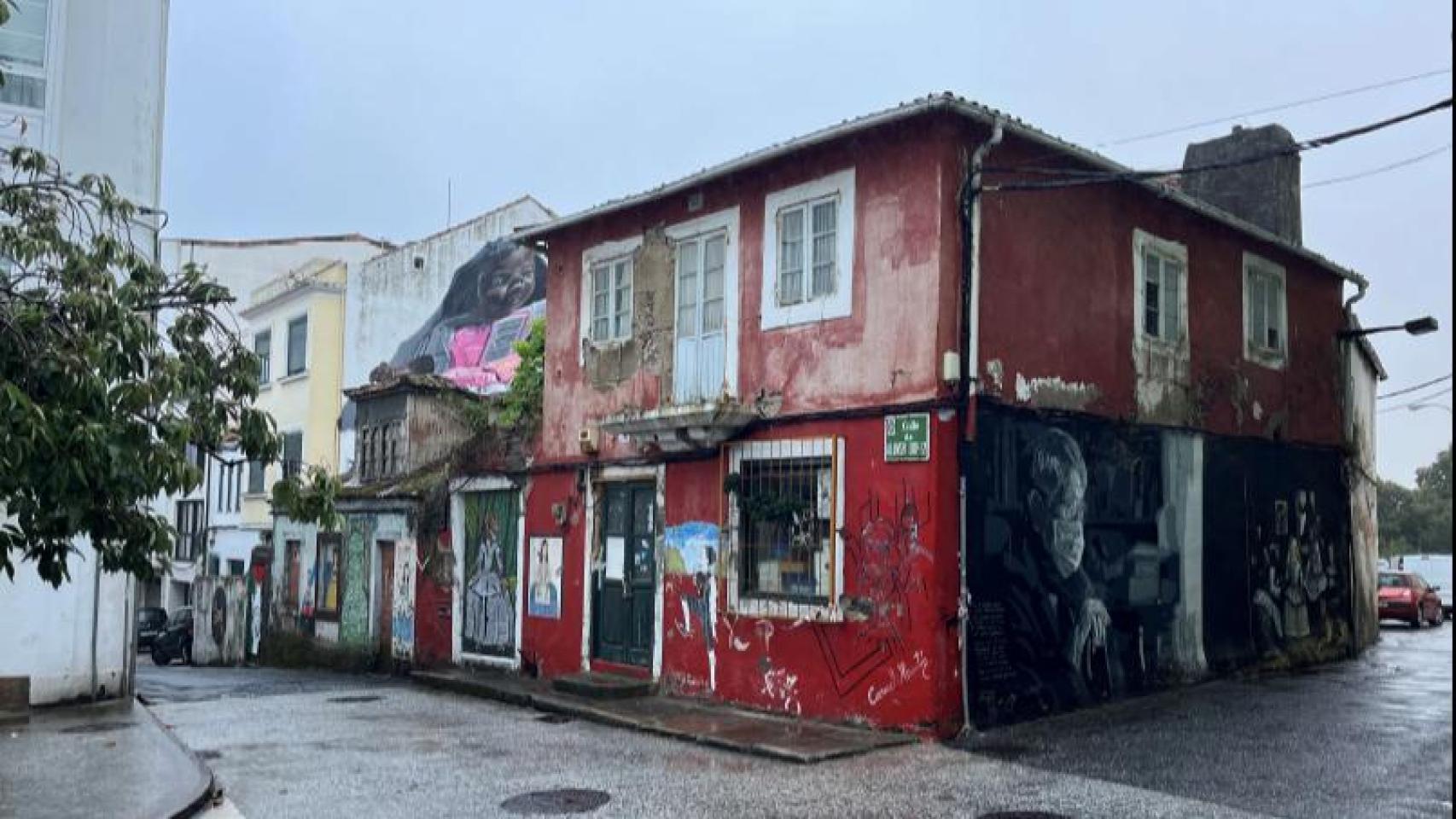 Calle Alonso López Muíño con Muíño do Vento de Ferrol.
