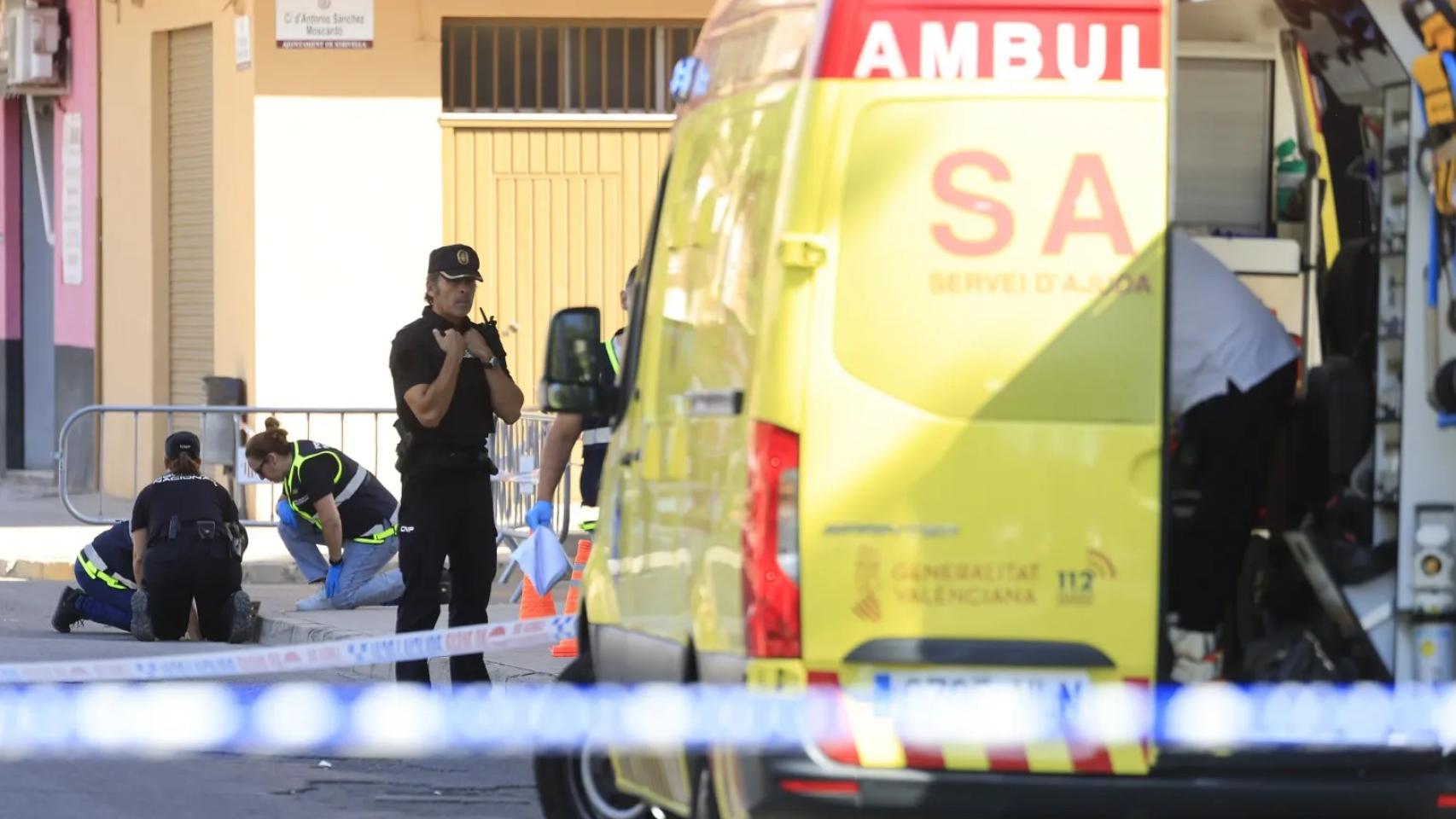 Policía y sanitarios en el lugar del crimen en Xirivella (Valencia), imagen de archivo. Efe / Kai Försterling
