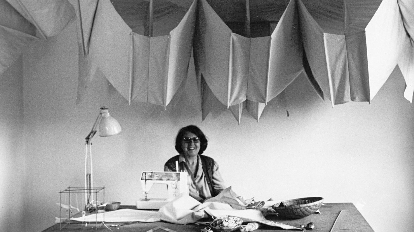 Aurèlia Muñoz con su obra 'Macra I', 1969. Foto: Museo Reina Sofía
