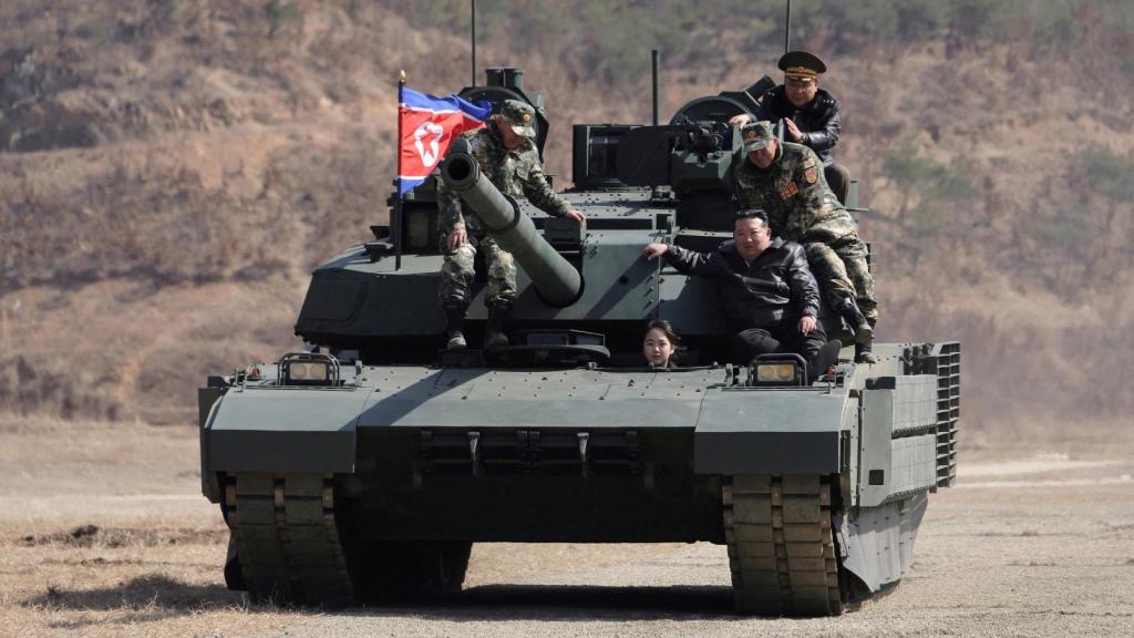 El líder de Corea del Norte, Kim Jong-un, junto a su hija a bordo de un carro de combate 
