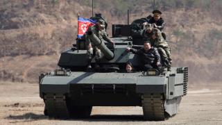 El líder de Corea del Norte, Kim Jong-un, junto a su hija a bordo de un carro de combate 