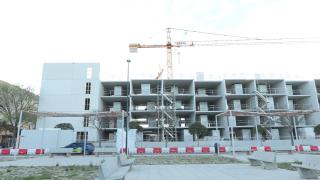 Bloque de pisos en construcción 
