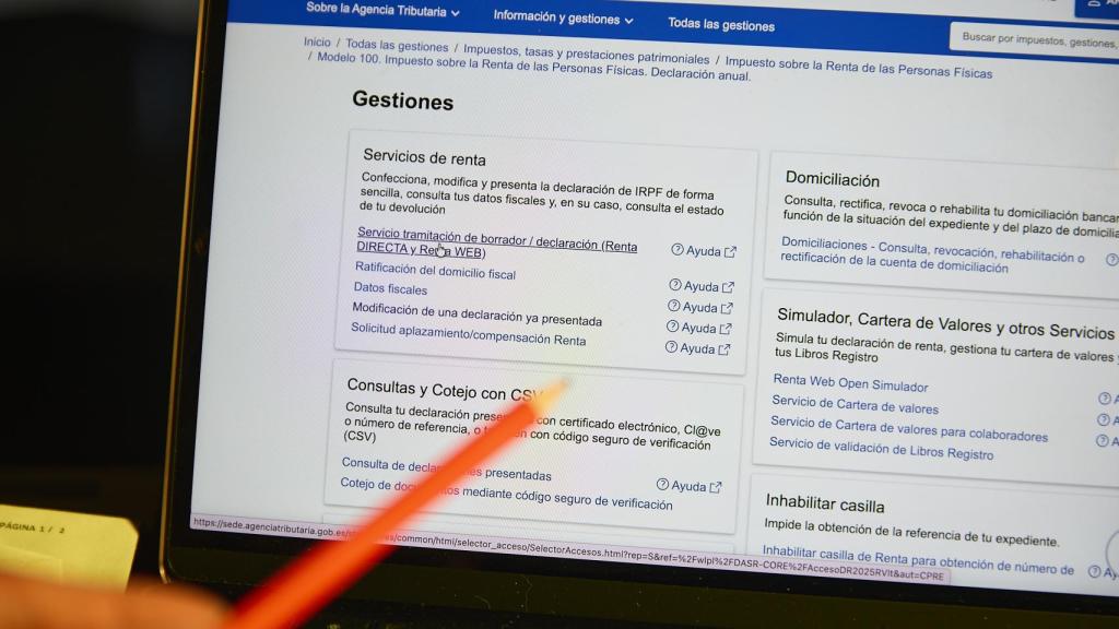 Una persona hace la declaración de la renta. 