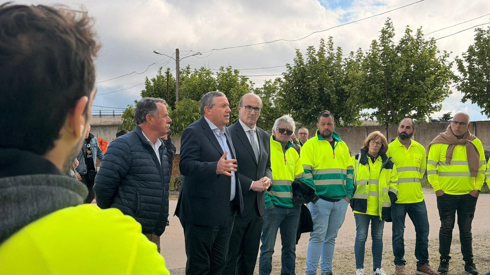 El presidente de la Diputación de Zamora, Javier Faúndez Domínguez, y el delegado de la Junta de Castilla y León, Fernando Prada Antón, acompañados por el diputado delegado del Parque de Maquinaria, José Ignacio Isidro Isidro, han visitado hoy a los trabajadores del Plan Montel.