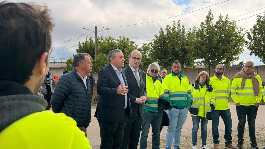 El presidente de la Diputación de Zamora, Javier Faúndez Domínguez, y el delegado de la Junta de Castilla y León, Fernando Prada Antón, acompañados por el diputado delegado del Parque de Maquinaria, José Ignacio Isidro Isidro, han visitado hoy a los trabajadores del Plan Montel.