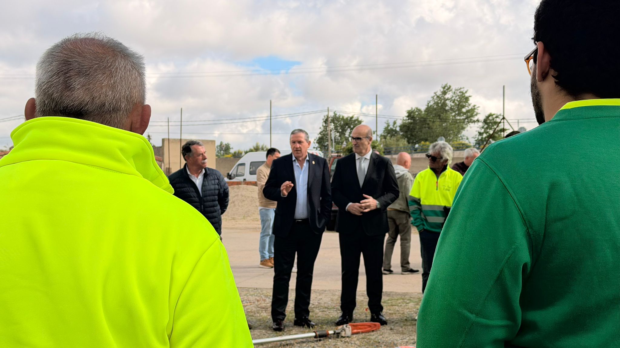El presidente de la Diputación de Zamora, Javier Faúndez Domínguez, y el delegado de la Junta de Castilla y León, Fernando Prada Antón, acompañados por el diputado delegado del Parque de Maquinaria, José Ignacio Isidro Isidro, han visitado hoy a los trabajadores del Plan Montel.