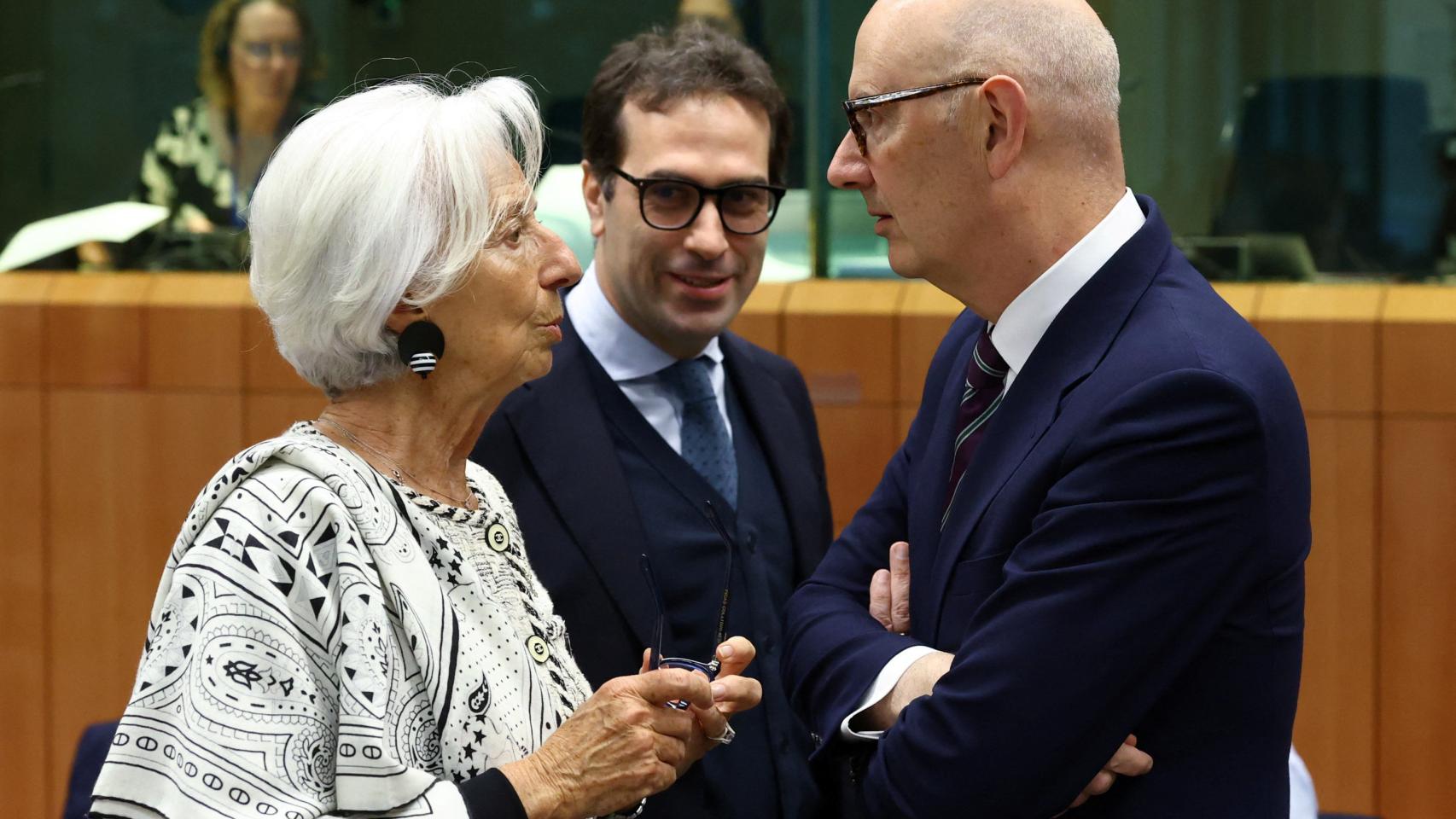 El vicepresidente primero y ministro de Economía, Carlos Cuerpo, junto con su homólogo francés y la presidenta del Banco Central Europeo (BCE), Christine Lagarde, durante el Eurogrupo de este lunes en Bruselas