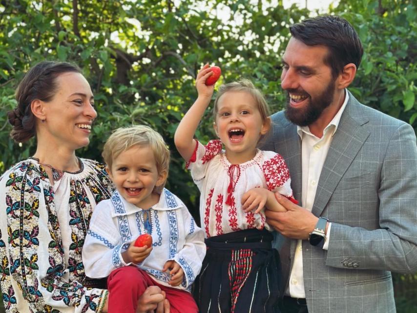 La pareja con sus dos hijos.