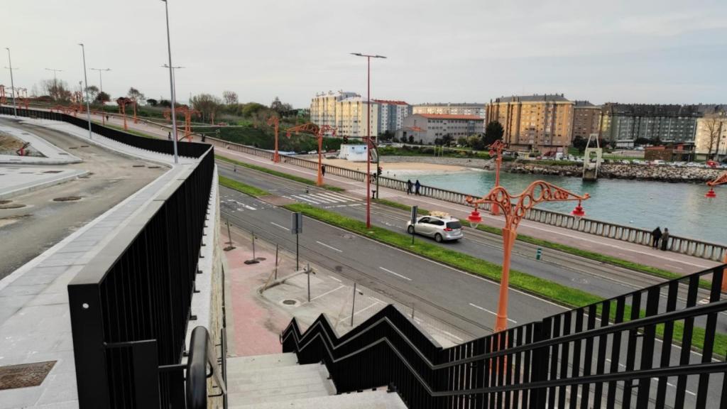 Nuevo mirador de San Amaro, con vistas a la playa, en la zona donde se construirán viviendas.
