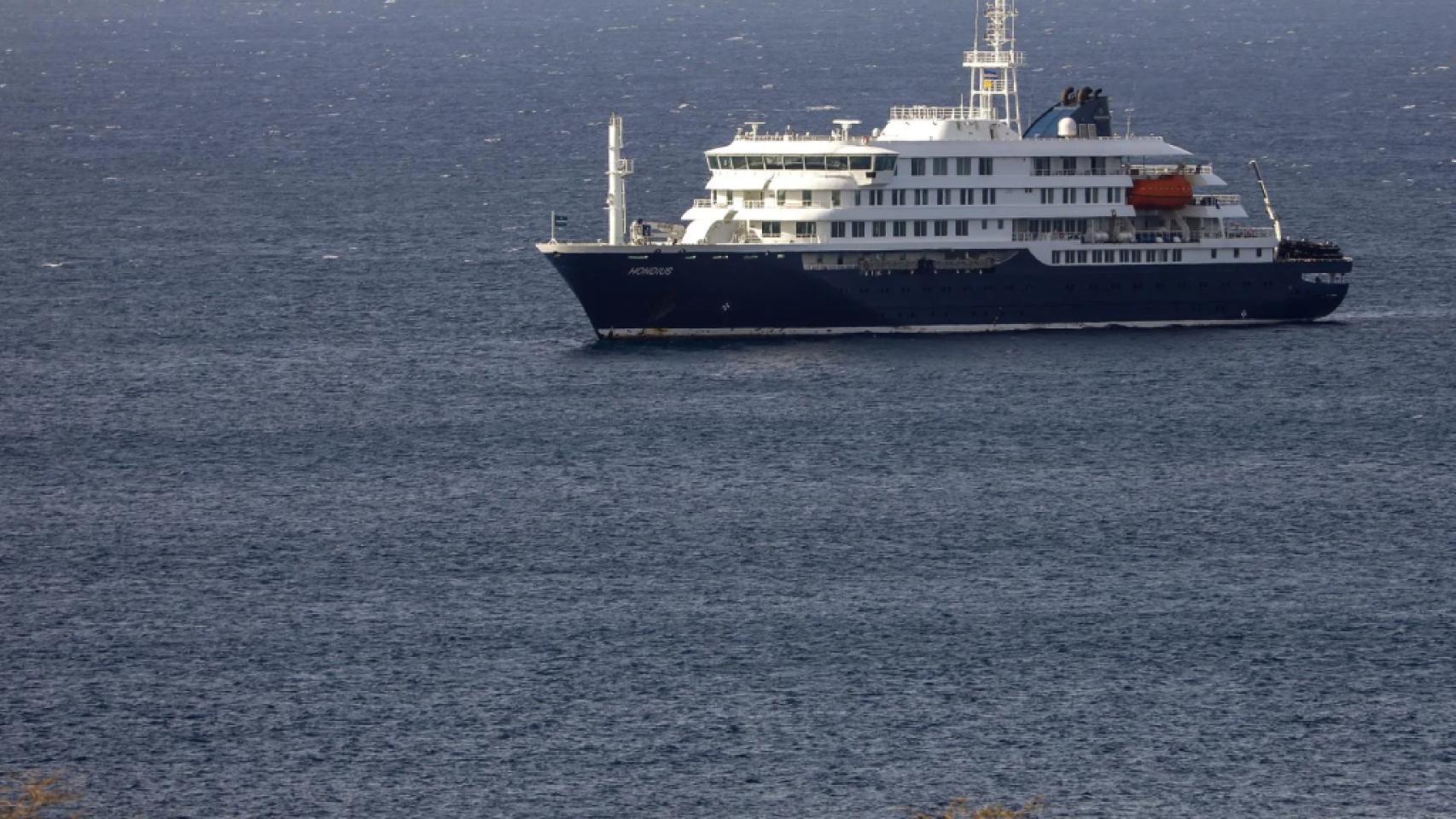 Imagen del crucero neerlandés MV Hondius tomada este lunes frente a la costa de Praia, en Cabo Verde.