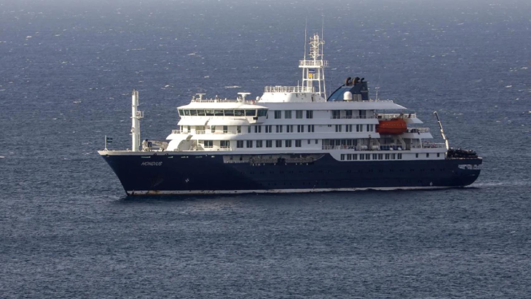 Imagen del crucero neerlandés MV Hondius tomada este lunes frente a la costa de Praia, en Cabo Verde.