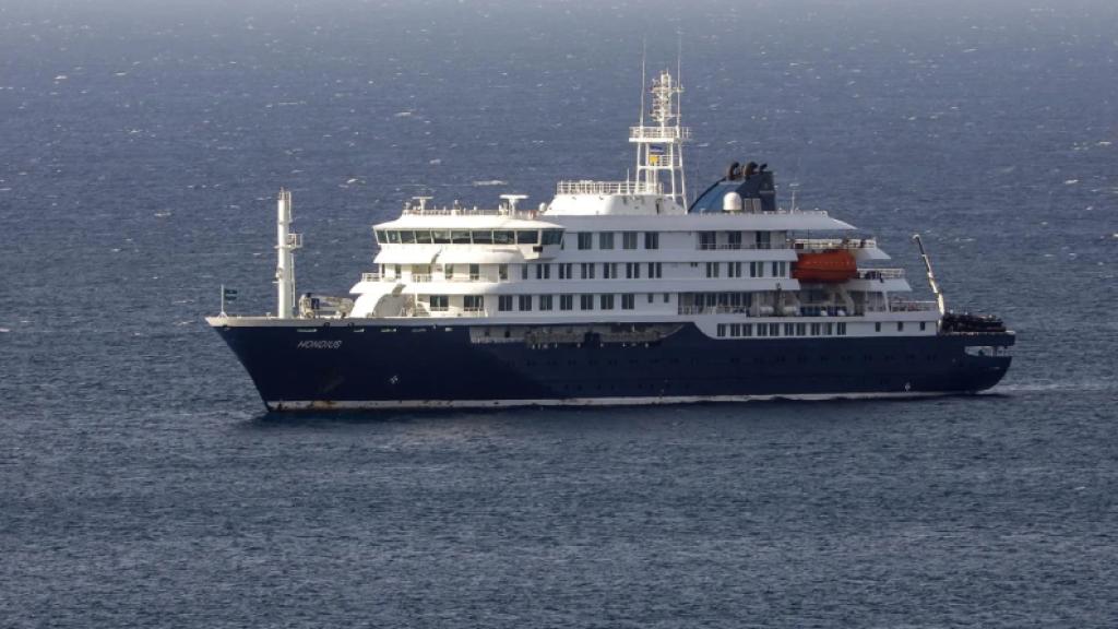 Imagen del crucero neerlandés MV Hondius tomada este lunes frente a la costa de Praia, en Cabo Verde.