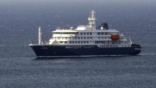 Imagen del crucero neerlandés MV Hondius tomada este lunes frente a la costa de Praia, en Cabo Verde.