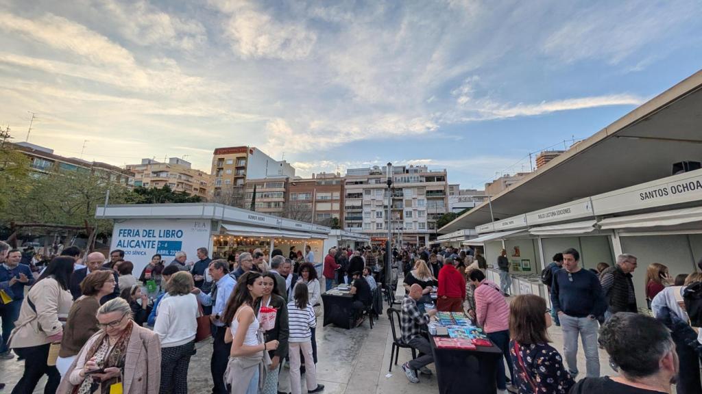 El público paseando y comprando en la plaza Séneca en el cierre de la edición del 2025.