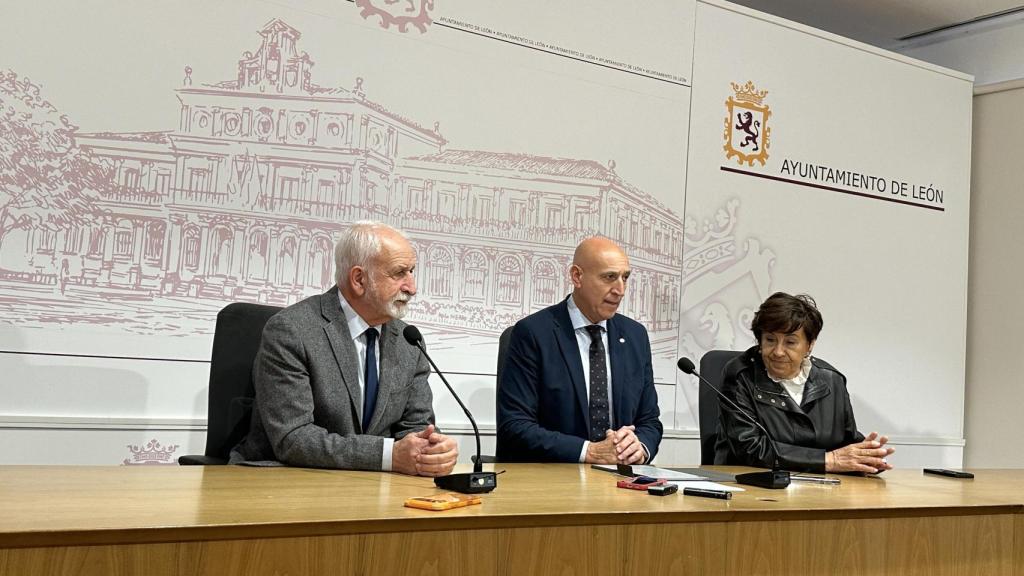 El alcalde de León, José Antonio Diez, en la rueda de prensa acompañado de la concejala de Acción y Promoción Cultural, Elena Aguado, y del académico leonés Salvador Gutiérrez
