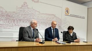 El alcalde de León, José Antonio Diez, en la rueda de prensa acompañado de la concejala de Acción y Promoción Cultural, Elena Aguado, y del académico leonés Salvador Gutiérrez