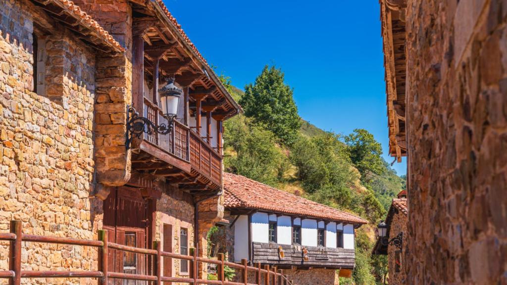 Casas de piedra en el pueblo cántabro de Bárcena Mayor.
