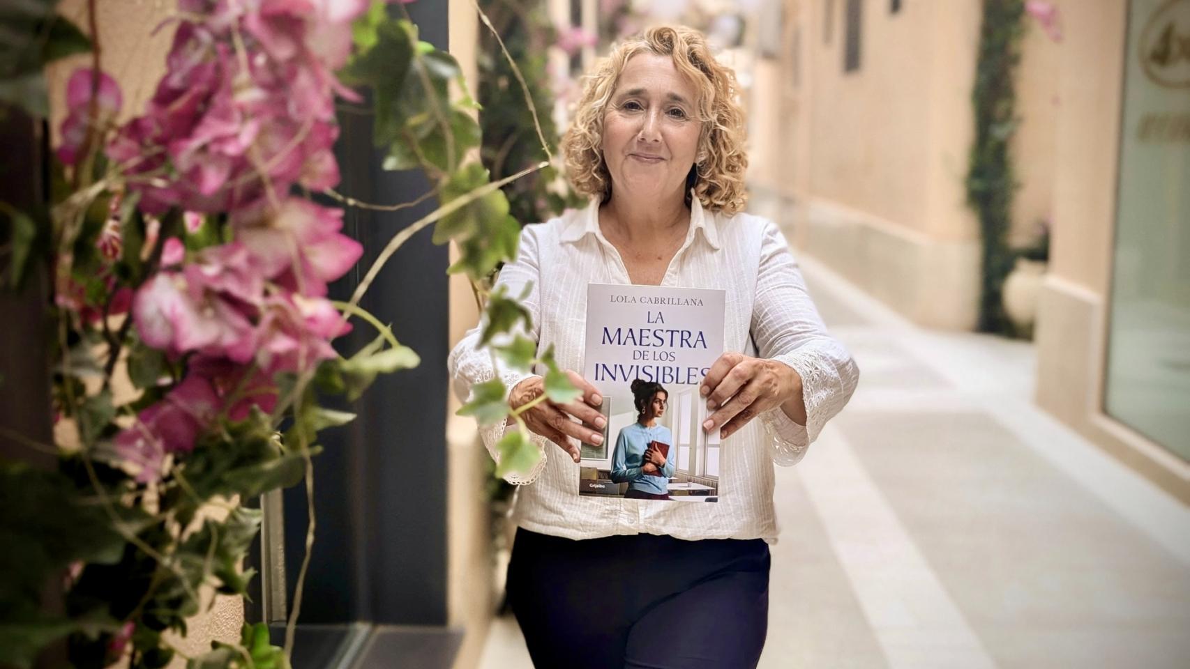 Lola Cabrillana, con su nuevo libro.