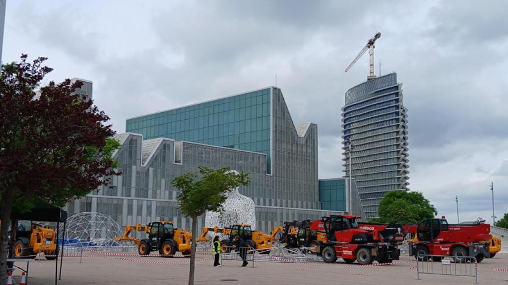 Las gruas y el equipo de la productora internacional, en el recinto de la Expo en Zaragoza.