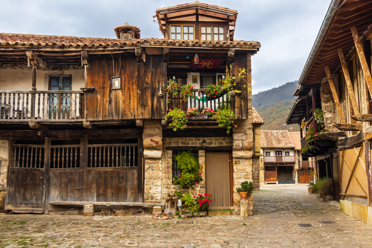 Calle con antiguas casas rurales en Bárcena Mayor.