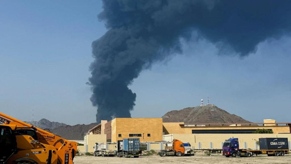 Drones iraníes provocan un incendio en el complejo petrolero de Fujairah en Emiratos Árabes Unidos.
