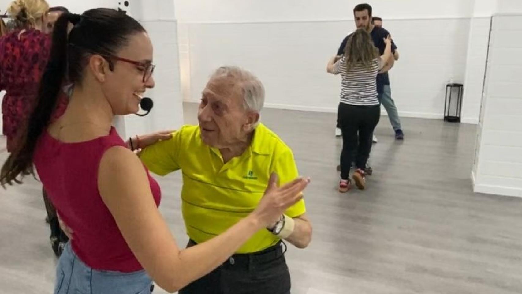 Antonio, bailando con su profesora Jenny.