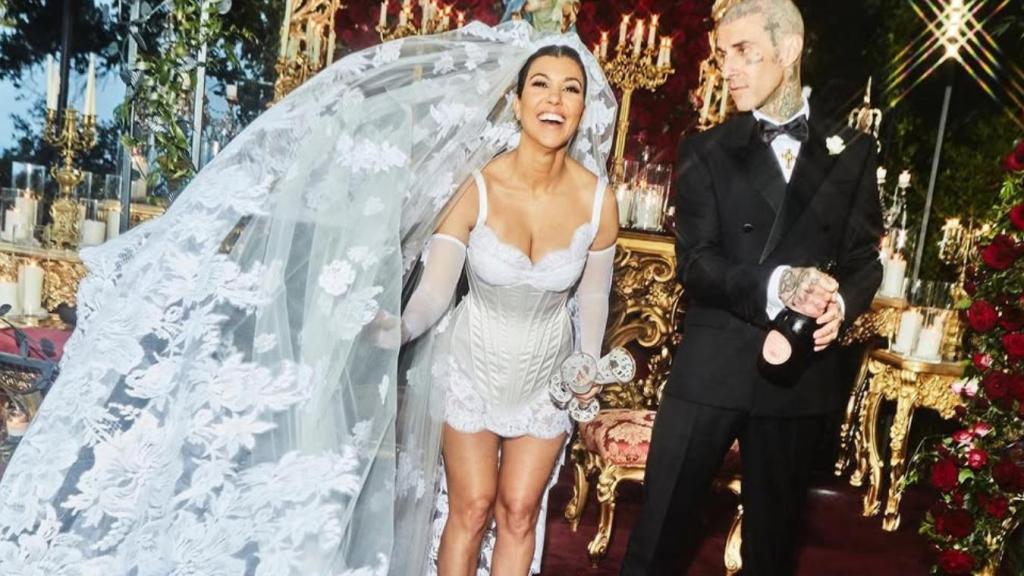Kourtney Kardashian y su esposo, Travis.