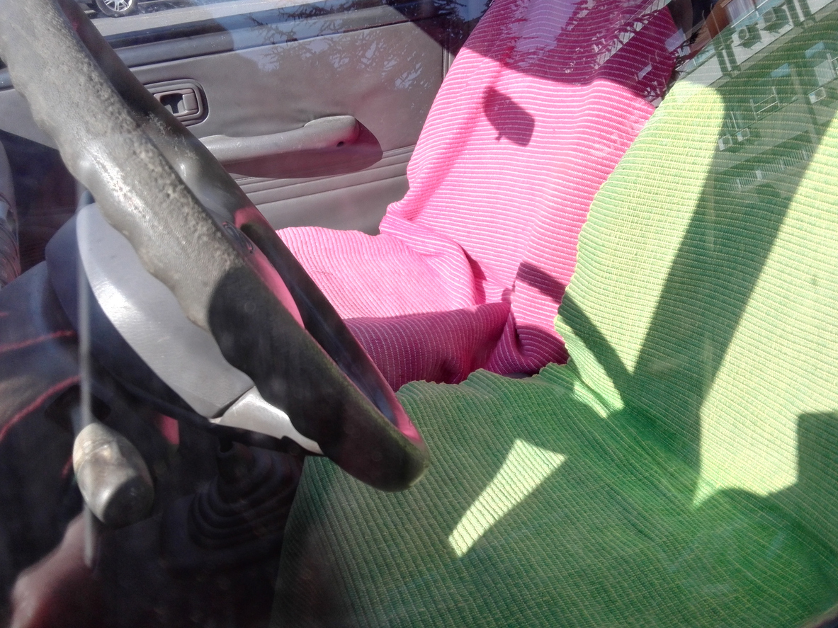 Cubiertas de asientos de coche de colores.
