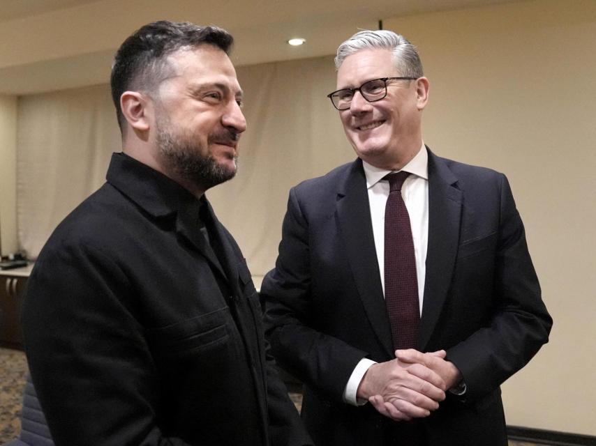 El primer ministro británico, Keir Starmer, y el presidente de Ucrania, Volodímir Zelenski, durante la cumbre de la Comunidad Política Europea en Kiev.