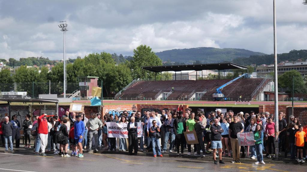 Concentración contra el cierre de la pista de atletismo de Balaídos, en Vigo, a 4 de mayo de 2026