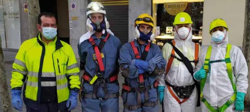 Algunos de los encargados de tomar muestras para el estudio del el Instituto Nacional de Investigación y Tecnología Agraria y Alimentaria que ha contado con la colaboración de la Asociación Nacional de Empresas de Sanidad Ambiental.