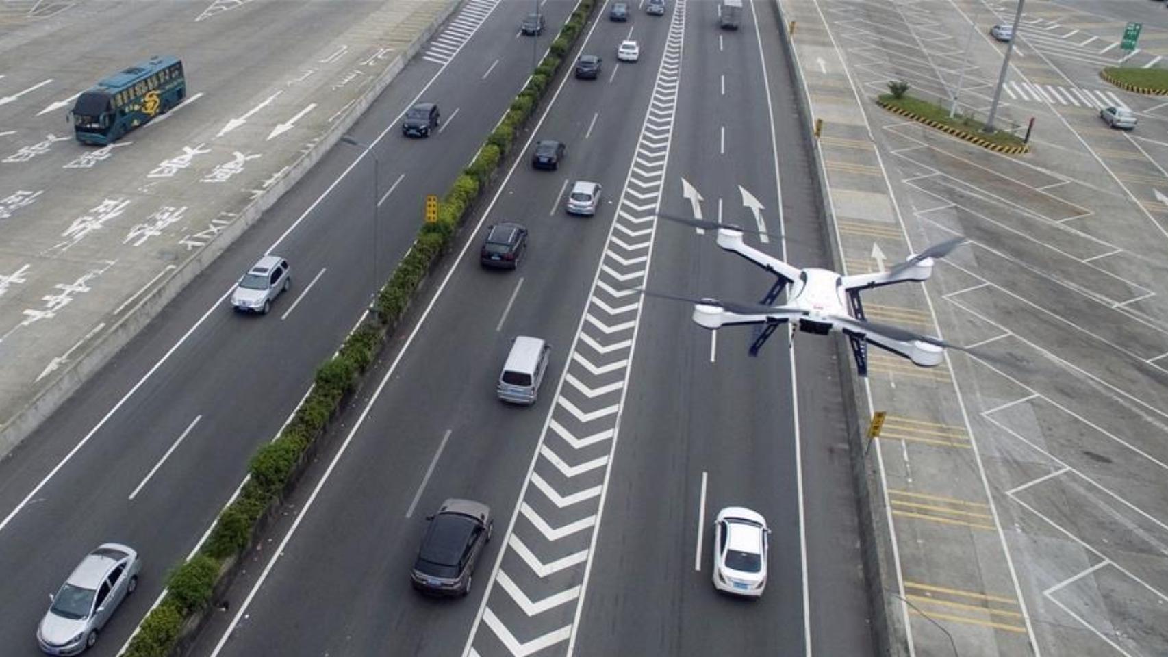 Dron sobrevolando una carretera.