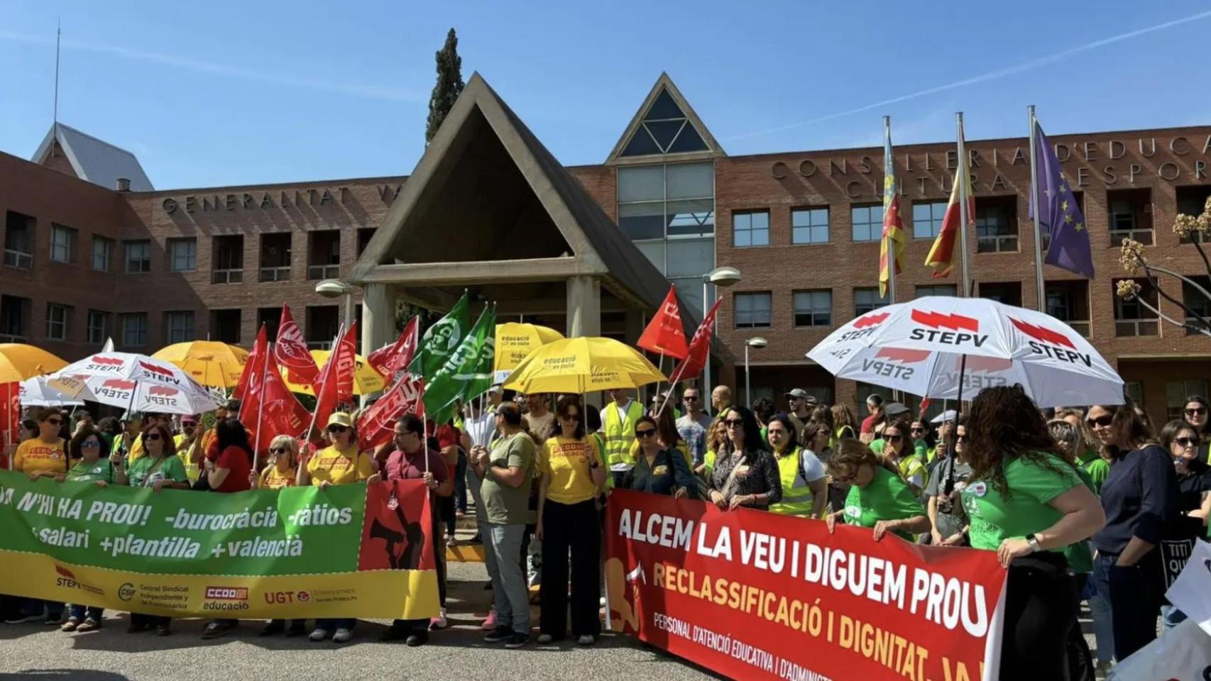 Concentración de sindicatos antes de la celebración de la Mesa Sectorial de Educación el pasado abril. EP