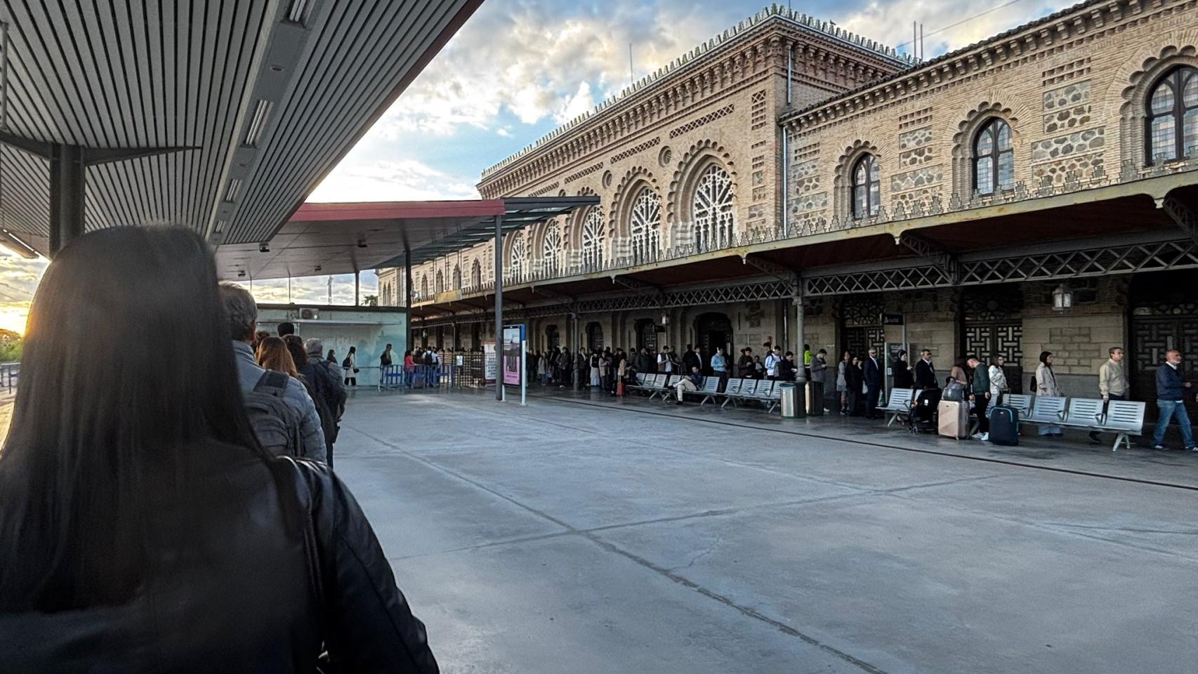 Colas de pasajeros en la estación de tren de Toledo este lunes.