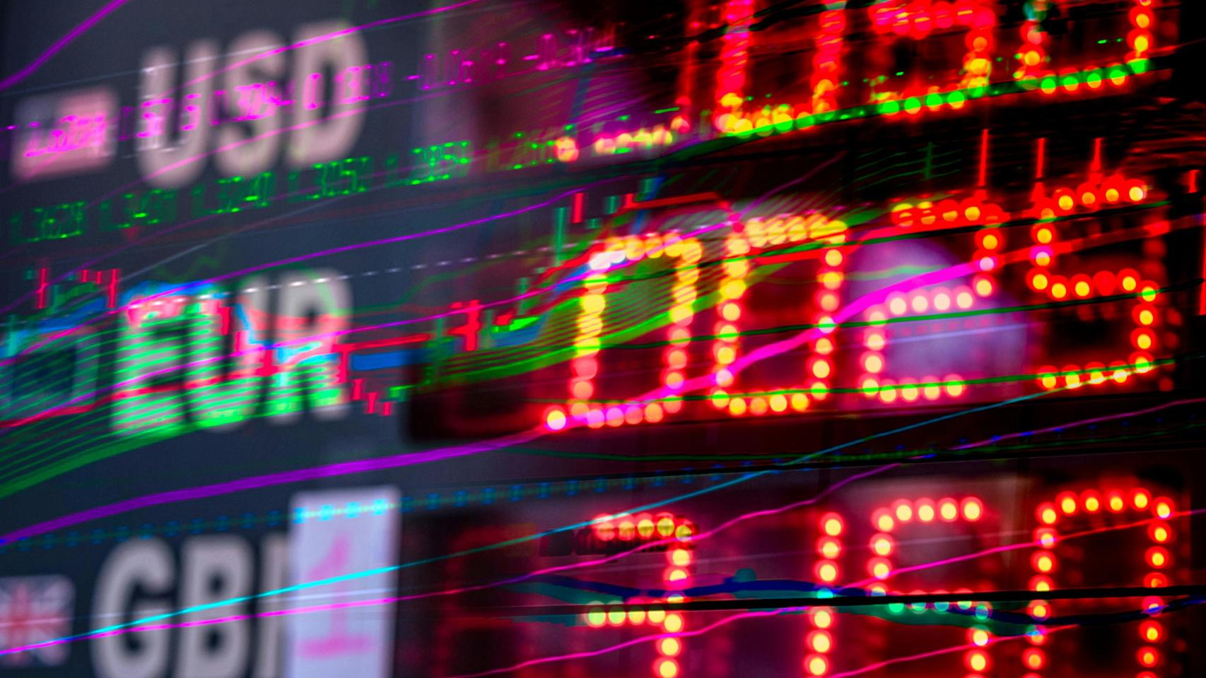 Pantalla con cotizaciones del dólar, el euro y la libra.